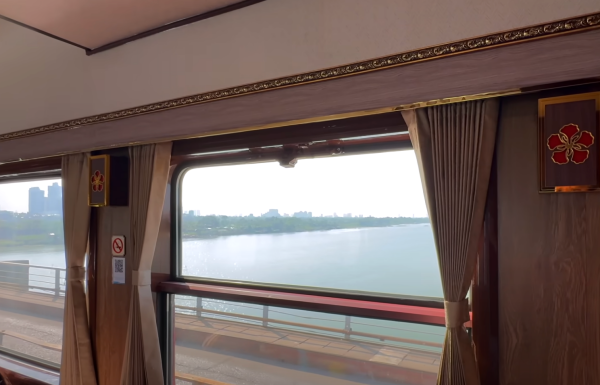Review trải nghiệm Tàu Hoa Phượng Đỏ từ Hà Nội đi Hải Phòng 4 Khung cảnh từ tàu Hoa Phượng Đỏ nhìn ra sông Hồng